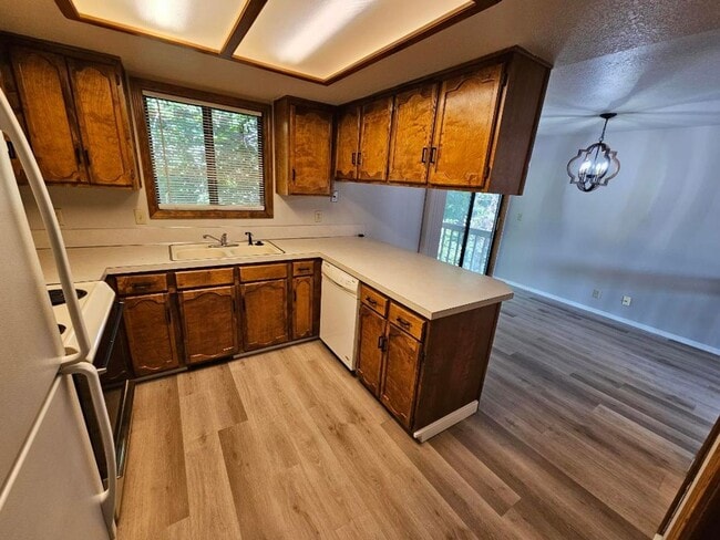 Building Photo - ? MOVE IN SPECIAL! ? $99.00 1st month rent!