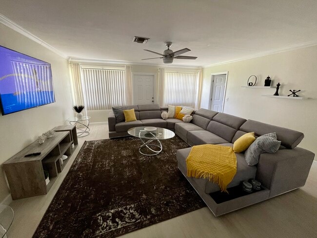 Photo - 307 E Kalmia Dr