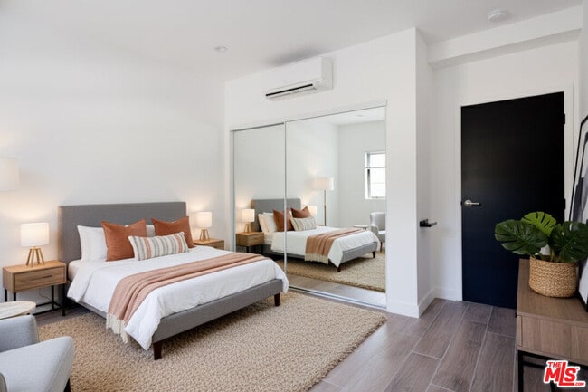 Photo - 1238 W 30th St Unidad 1238.1