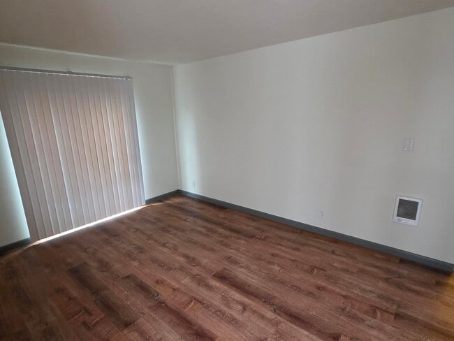 Photo - 354 Catron St N