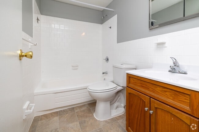 1BR, 1BA - 550SF - The Pratt - Bathroom - Courtyard Apartments