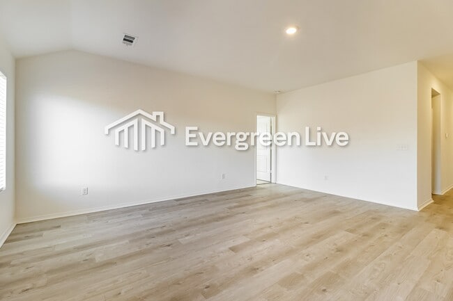 Photo - 40 10 Point Ln