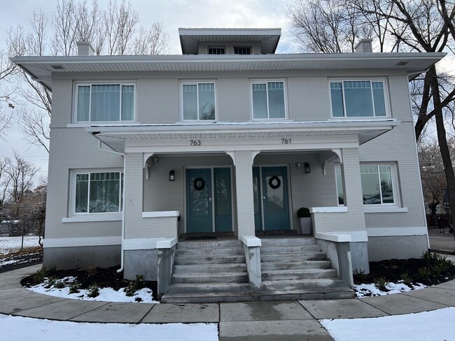 Building Photo - 763 24th St Unit Middle