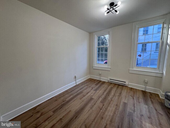 Photo - 666 St Joseph St