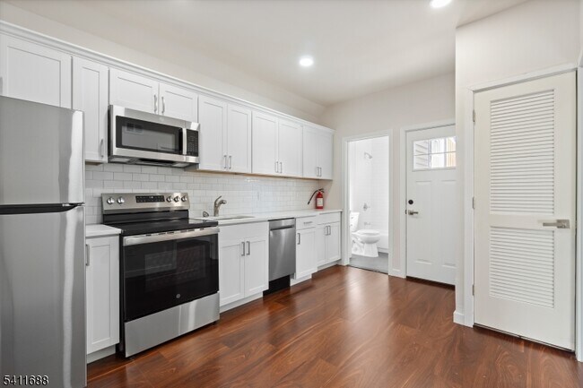 Photo - 824 George St Unit 1