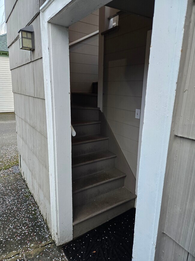 Entry Staircase - 1726 Hoyt Ave Unit 1