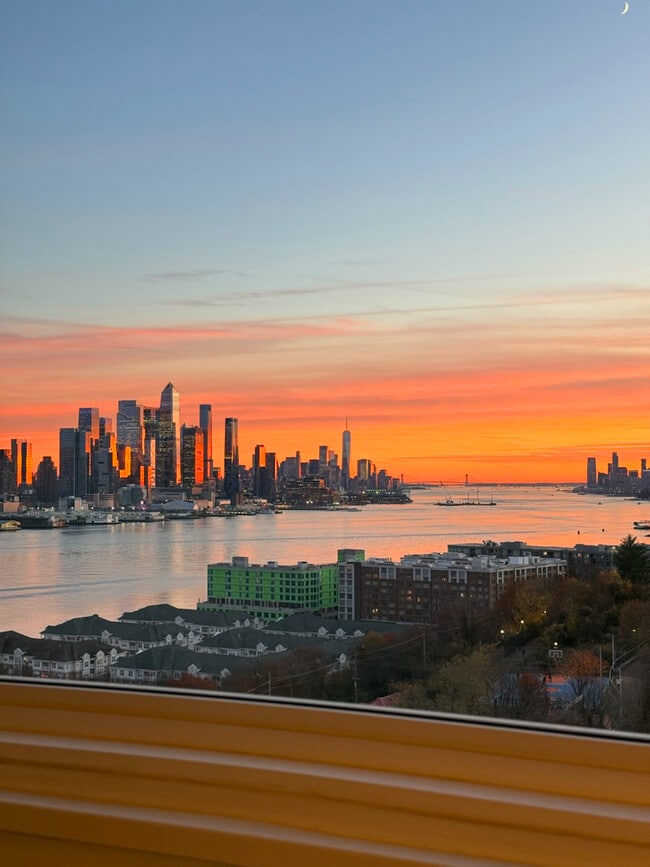 Building Photo - 6515 Boulevard E Unit 9G