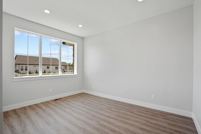 Photo - Cozy, Bright, and Spacious Home Nestled in Midway