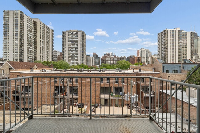 2BR, 2BA - 800SF - Balcony