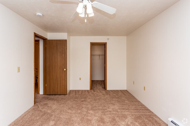 2BR, 1BA - 960 SF