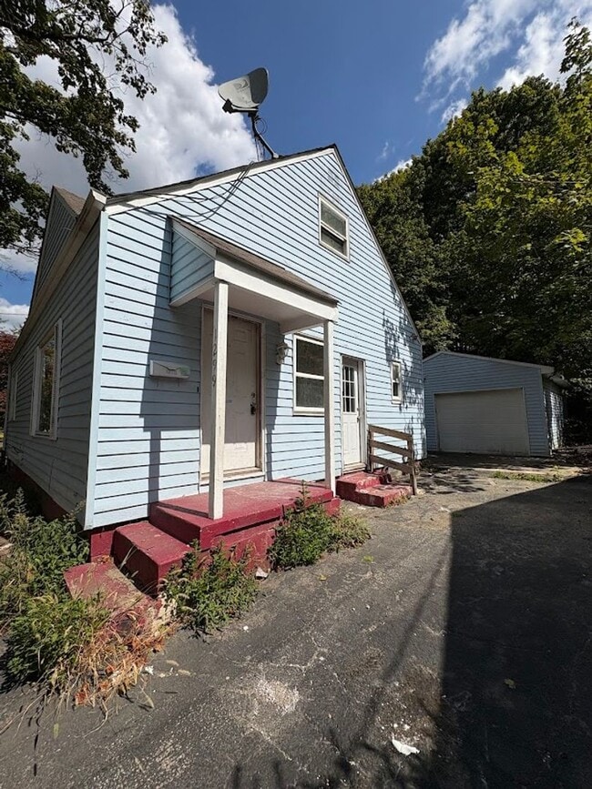 Building Photo - Three bedroom two bathroom home for rent