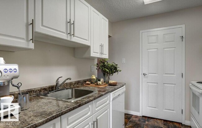 Photo - 5425-144B 144b Ave NW