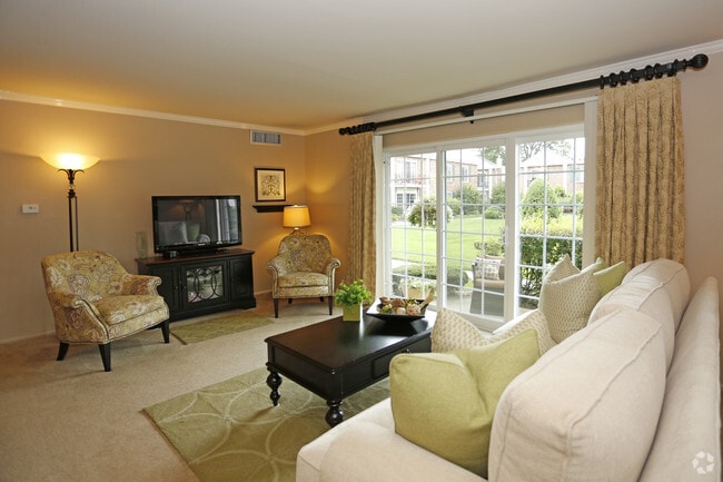 2BR, 1.5BA - 1,050SF - Living Room - Courts Of Williamsburg