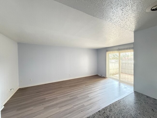 Photo - 432 Amherst Dr Unit B