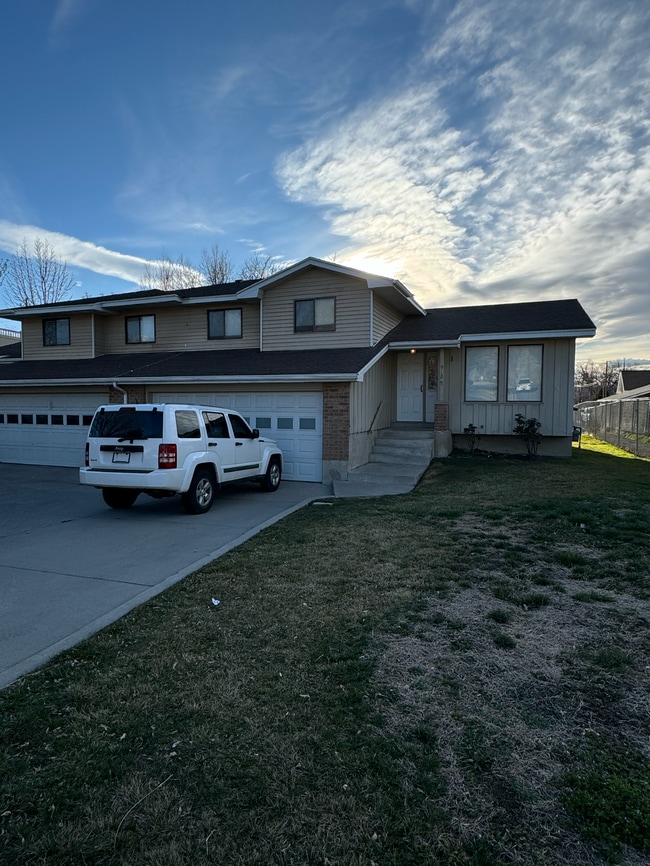 Building Photo - Orem Duplex