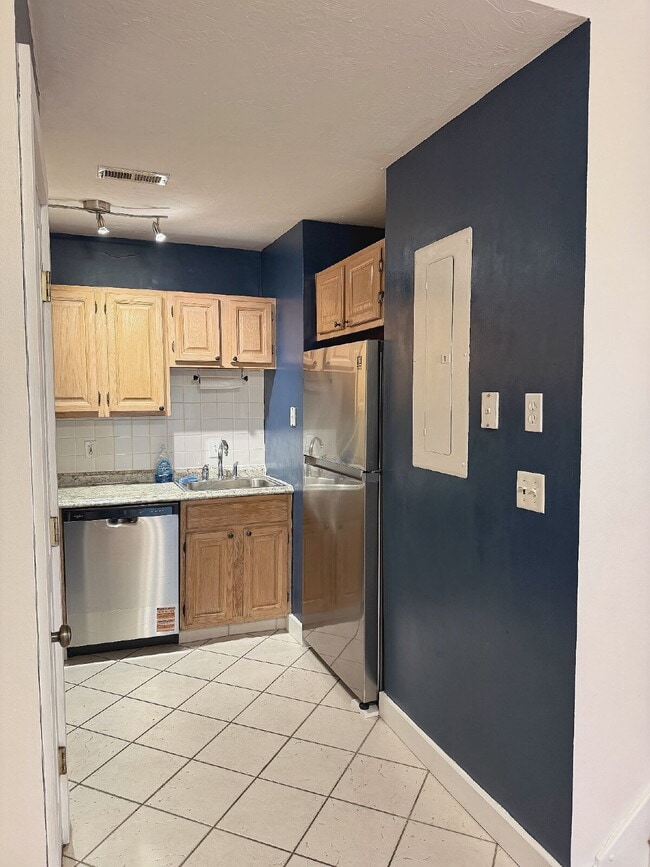 Photo - Spacious 2 BED 1.5 BATH Condo rental close to Quincy Center! Unit A104