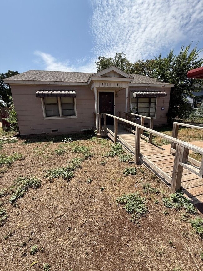 Building Photo - Available NOW! Rental