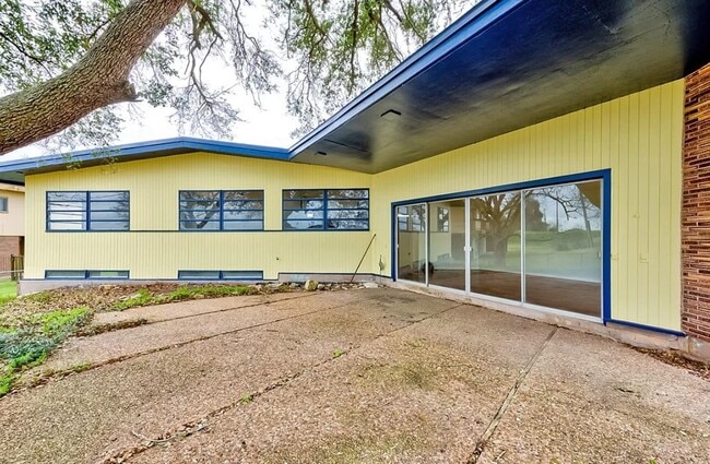 Photo - 4600 Lakeshore Dr