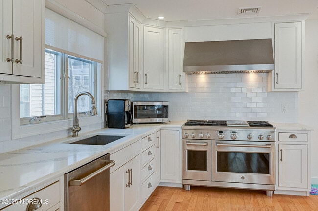 Photo - 550 Whiting Ave