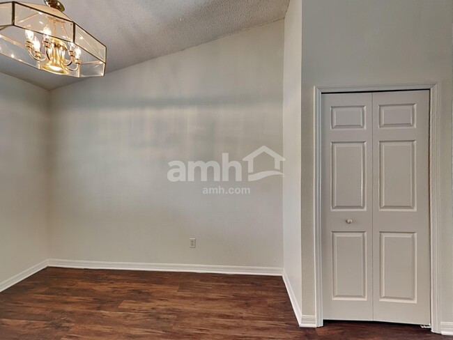 Photo - 1037 Sandhill St