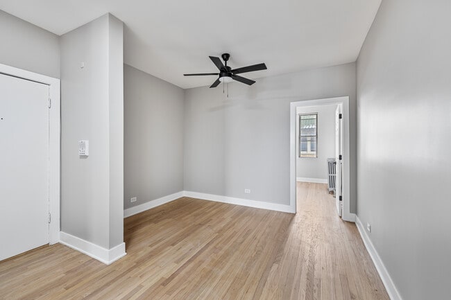 Photo - 7520 N Seeley Ave Unidad 3E