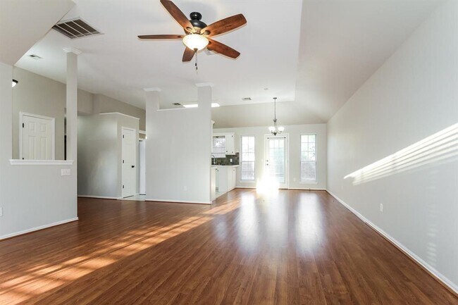 Photo - 2809 Victoria Dr