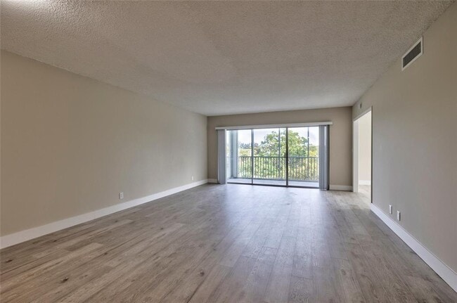 Building Photo - 2800 N Palm Aire Dr Unit 401 Rental