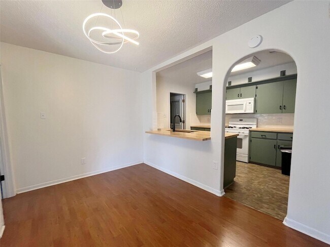 8702 Dawnridge Cir