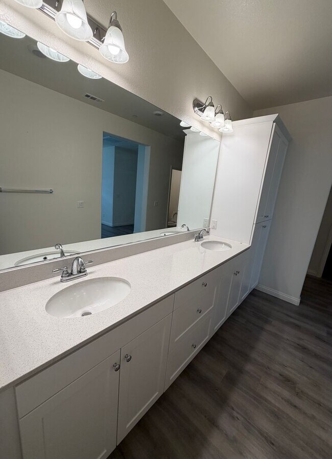 Photo - Modern 4-Bed, 2.5-Bath Detached Townhouse ...