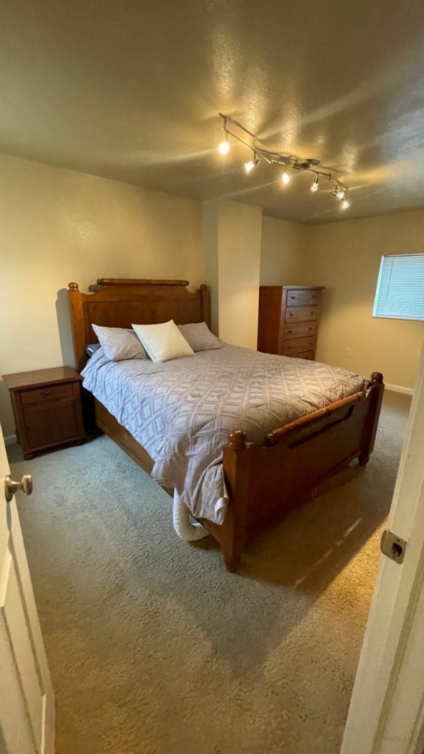 Photo - 2 Bedroom House with an office for Rent in South Side!