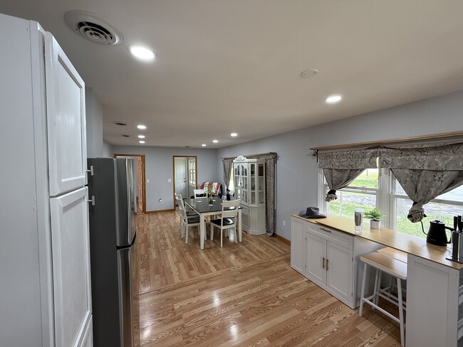 Photo - 208 W Nippersink Rd
