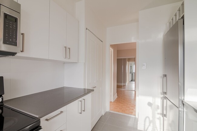 Building Photo - 4555 Av. Bonavista Unit 314