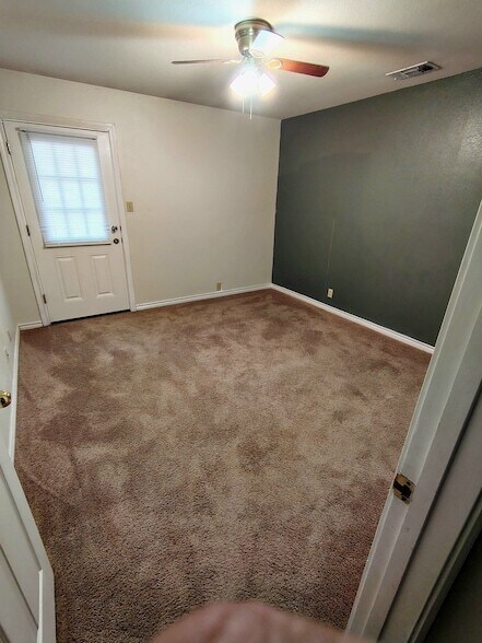 Photo - 218 King Ln