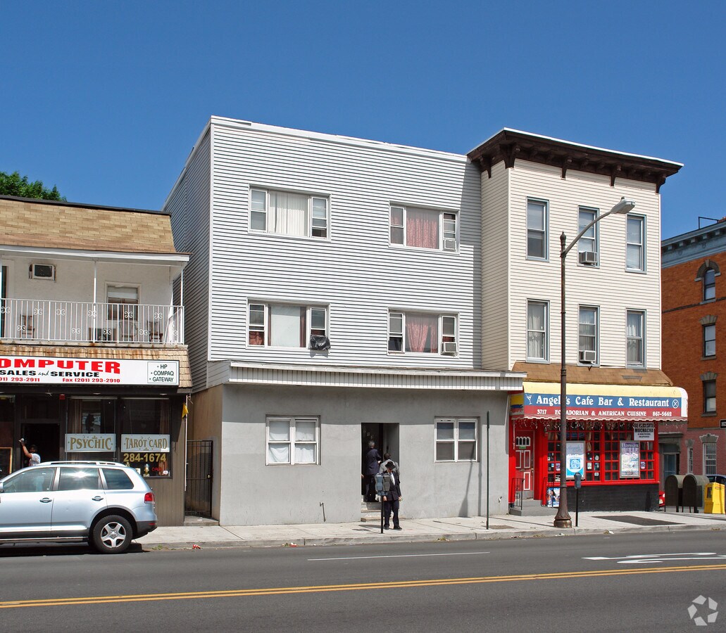 Photo - 3713 Kennedy Blvd Apartments