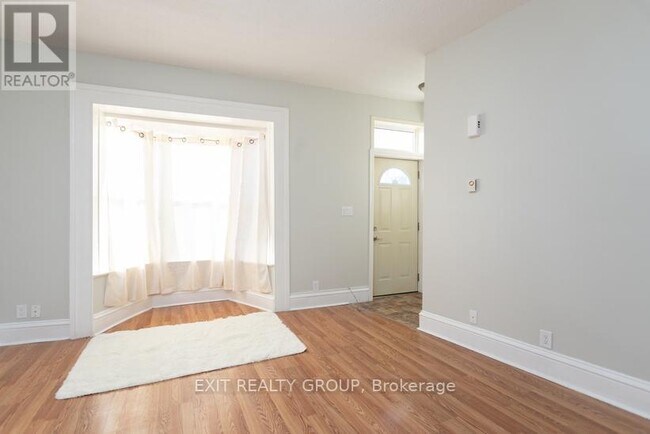 Photo - 56 Moira St W