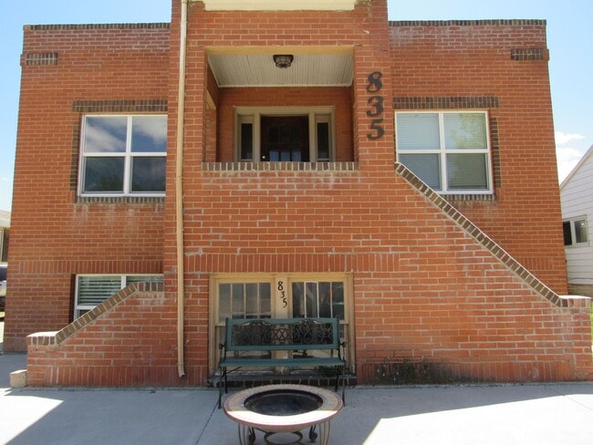 Building Photo - 835 E 12th St Unit Apt. 2