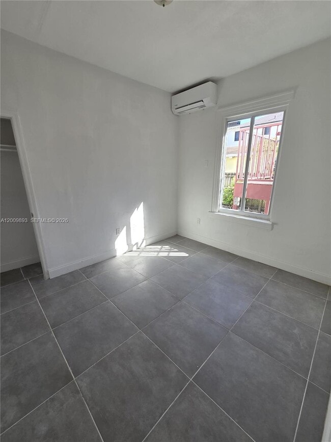 Photo - 1945 NW 24th Ct Unidad 2