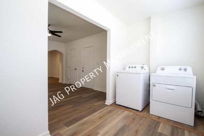 Photo - 2892 College St