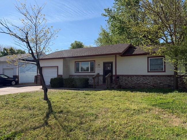 Building Photo - 2 bed and 2 bonus rooms!!