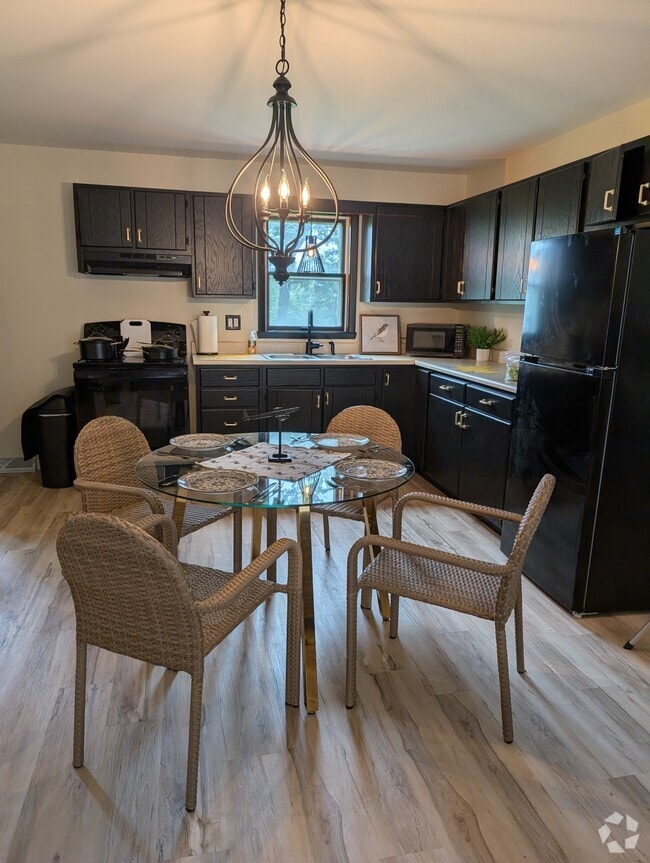 Building Photo - 106 W Rose Eld Rd Unit B Rental