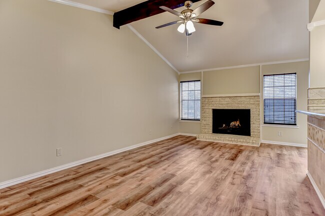 Photo - 914 W Washington St E