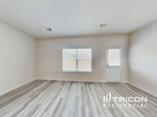 Photo - 1040 Claas Wy