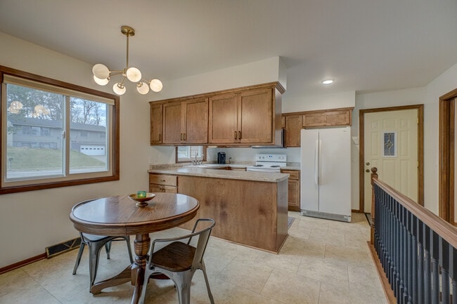 Photo - 2006 Pine St W