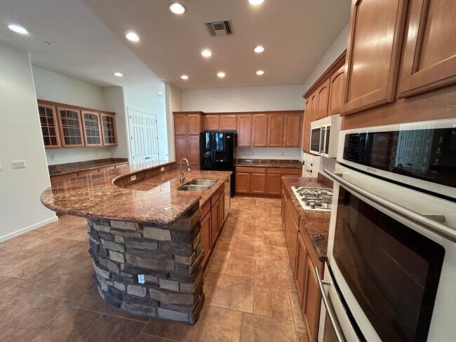 Photo - 831 W Sycamore Ct