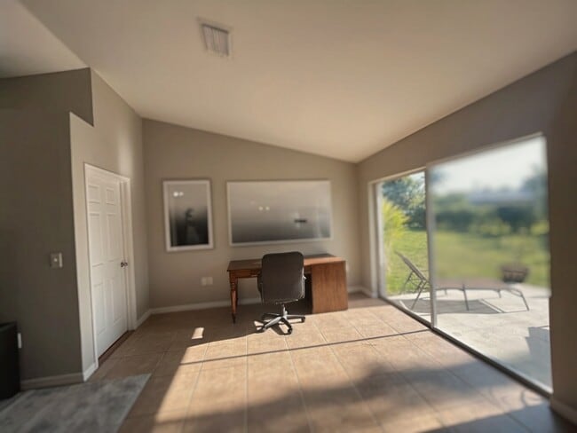 Shared office space. - 822 Nicholas Pky W