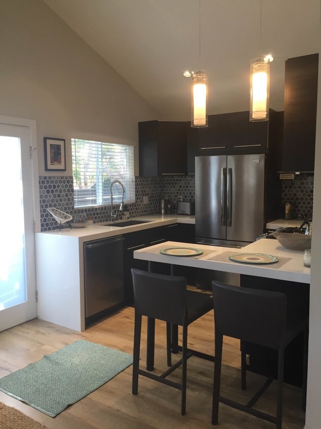 Cocina comedor actualizada - 559 Vernon Ave