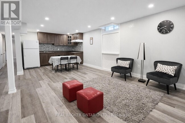 Photo - 3183 Valcourt Crescent