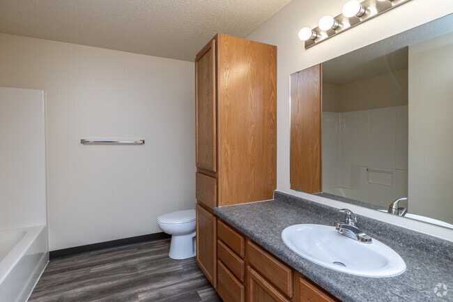 2BR, 2BA + Den - 1,068SF - Second Bathroom