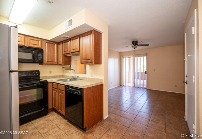 Building Photo - 1810 E Blacklidge Dr Unit 316