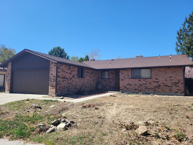 Building Photo - 1704 Pyrenees St Rental